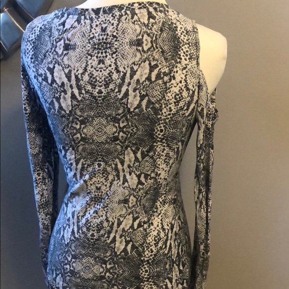 New Guess cold shoulder long sleeve top - Picture 5 of 7